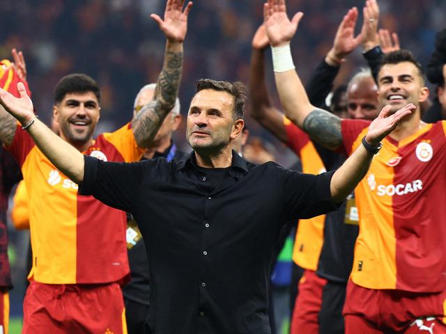 Okan Buruk'tan maç sonu müthiş sevinç! Tribünlere giderek 3'lü çektirdi