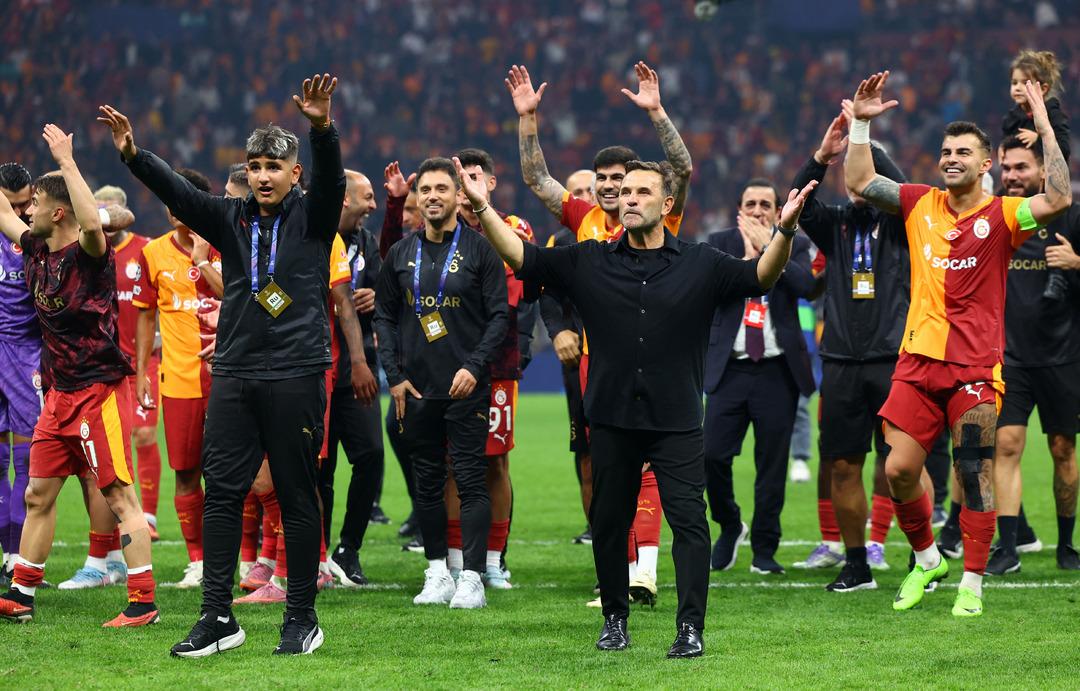 Okan Buruk tan maç sonu müthiş sevinç! Tribünlere giderek 3 lü çektirdi 1