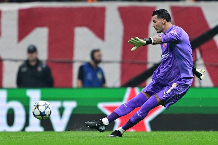 Galatasaray'ın tarihi Liverpool galibiyeti için övgü dolu sözler! Spor yazarları Şampiyonlar Ligi'ndeki müthiş oyunu öve öve bitiremedi: Haddini bilmedi, bildirdi! G5