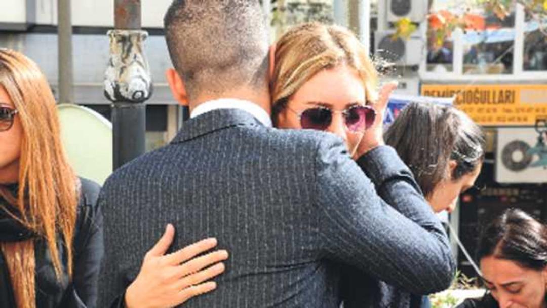 Sinem Kobal'ı Arda Turan teselli etti!