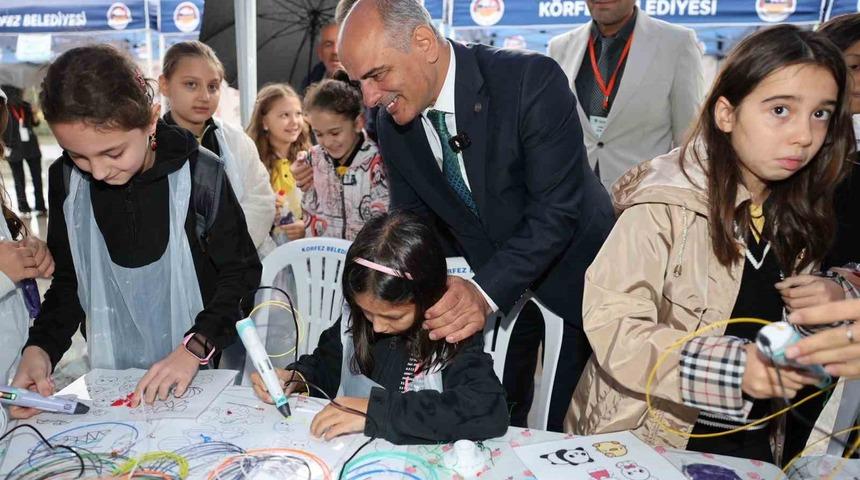 Körfezli öğrenciler projelerini "Bilim Şenliği"nde sergiledi