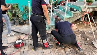 Merdiven boşluğuna sıkışan yavru kediyi itfaiye ekipleri kurtardı