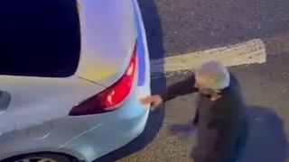 Alkollü sürücü tek şeritli yolda trafiği kesti, trafik polisi gibi davranıp devam etti