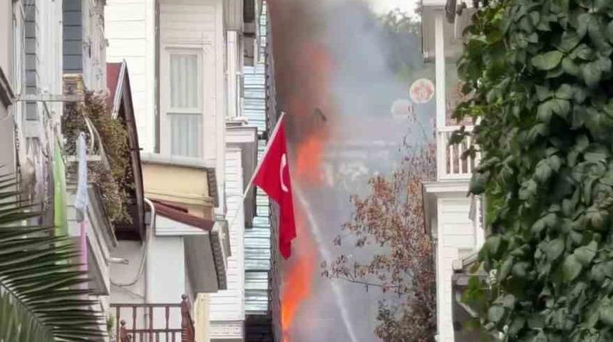 Beşiktaş Arnavutköy Mahallesi’nde 4 katlı ahşap binada yangın çıktı. Bina alevlere teslim olurken, olay yerine çok sayıda itfaiye ekibi sevk edildi.