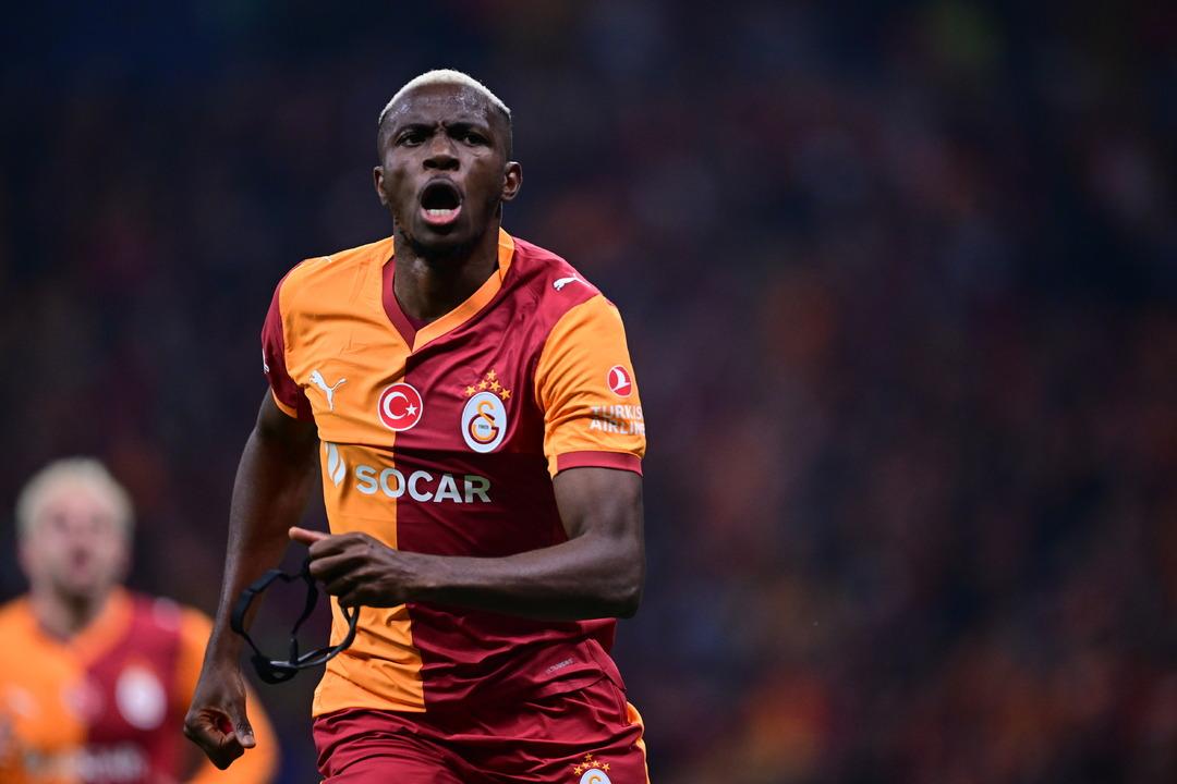 İngiliz futbol efsanesi söylediklerine bin pişman oldu! Osimhen den özür diledi... 3