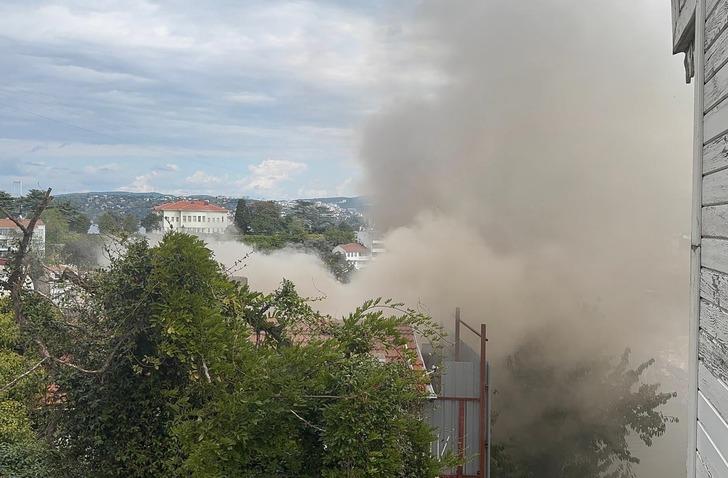 Gökyüzünü kara duman kapladı! Beşiktaş'ta çıkan yangın yoğun uğraşlar sonucu söndürüldü: 5 binada hasar G3