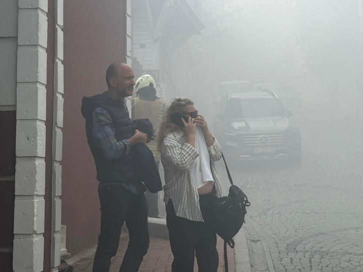 Gökyüzünü kara duman kapladı! Beşiktaş'ta çıkan yangın yoğun uğraşlar sonucu söndürüldü: 5 binada hasar G2