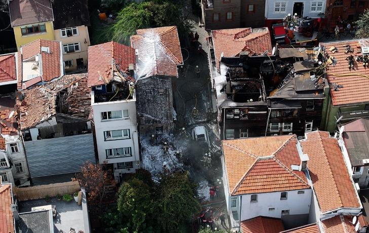 Gökyüzünü kara duman kapladı! Beşiktaş'ta çıkan yangın yoğun uğraşlar sonucu söndürüldü: 5 binada hasar G4
