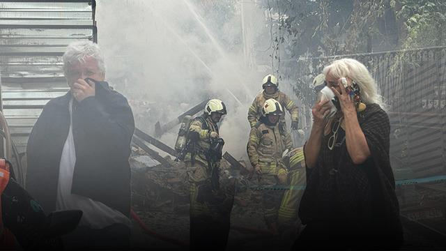 Gökyüzünü kara duman kapladı! Beşiktaş'ta çıkan yangın yoğun uğraşlar sonucu söndürüldü: 5 binada hasar