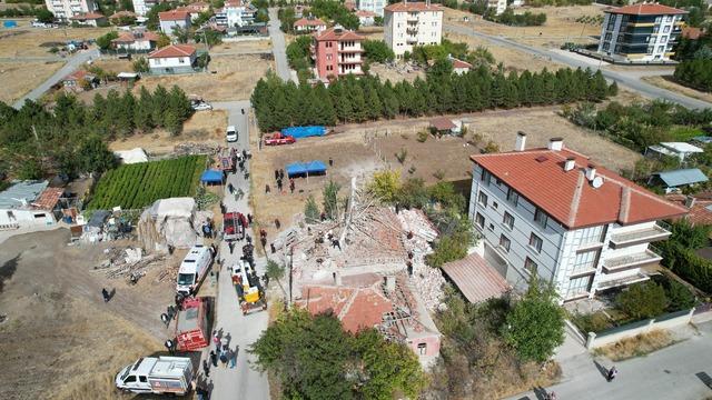 Deprem riski nedeniyle boşaltılmıştı: Ankara'da 4 katlı bina çöktü