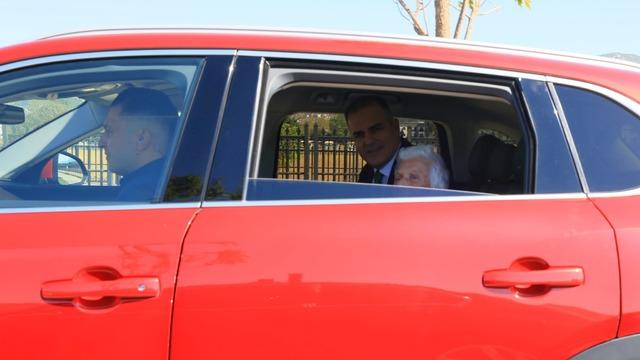 Validen 91 yaşındaki Neylüfer Teyze'nin isteğini geri çevirmedi