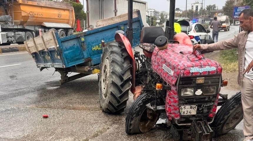 Manisa'da tırla çarpışan traktörün sürücüsü hayatını kaybetti
