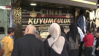Kuyumcu altınları alıp kaçtı, vatandaşlar dükkanı yağmalamaya çalıştı