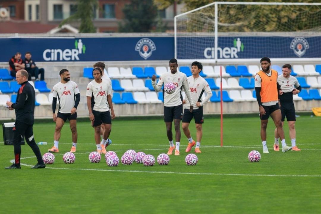Galatasaray ın tarihi bir zafer aldığı Liverpool da Chelsea maçı hazırlıkları sürpriz bir adreste gerçekleşti! İstanbul ekibi tesislerini açtı... 1