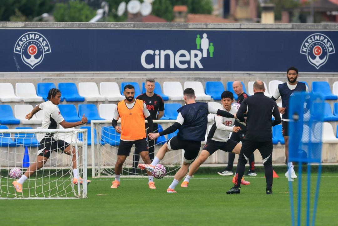 Galatasaray ın tarihi bir zafer aldığı Liverpool da Chelsea maçı hazırlıkları sürpriz bir adreste gerçekleşti! İstanbul ekibi tesislerini açtı... 2