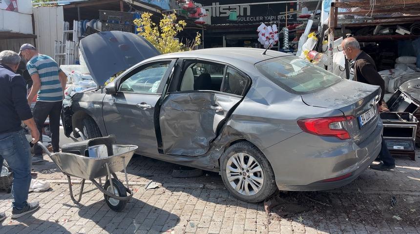 Konya'da kontrolden çıkan otomobil yayalara çarptı: 3 yaralı