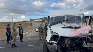 Van'da okul servisiyle tır çarpıştı: 15 yaralı