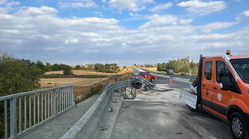 Kırklareli'nde tır dereye düştü sürücü yaralandı