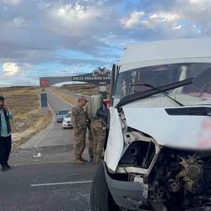 Van’da korkunç kaza! Okul servisiyle tır çarpıştı: 14 öğrenci ve sürücü yaralandı