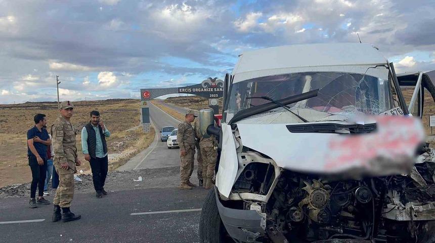 Van’da korkunç kaza! Okul servisiyle tır çarpıştı: 14 öğrenci ve sürücü yaralandı