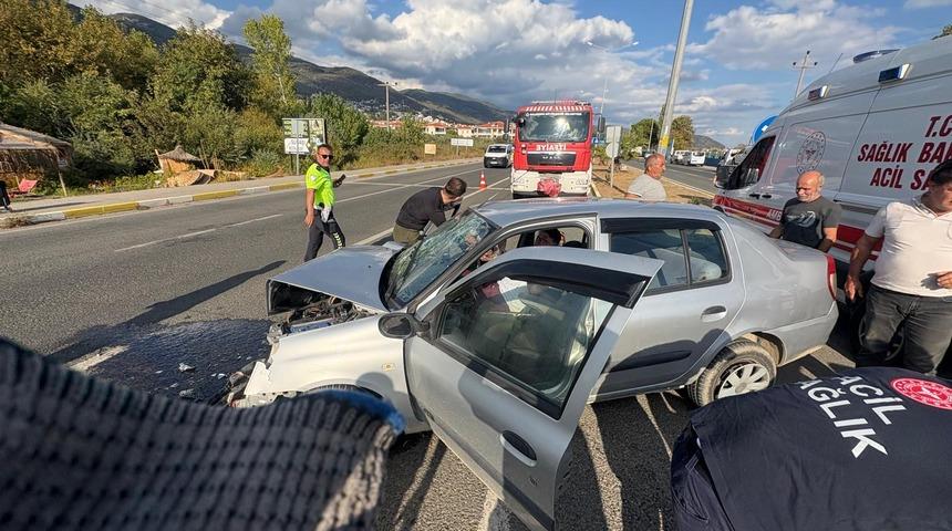 Balıkesir'de feci kaza! Otomobil kamyonla çarpıştı: 1 kişi hayatını kaybetti