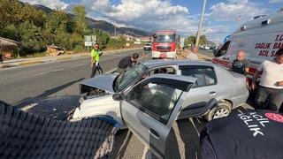 Balıkesir'de feci kaza! Otomobil kamyonla çarpıştı: 1 kişi hayatını kaybetti