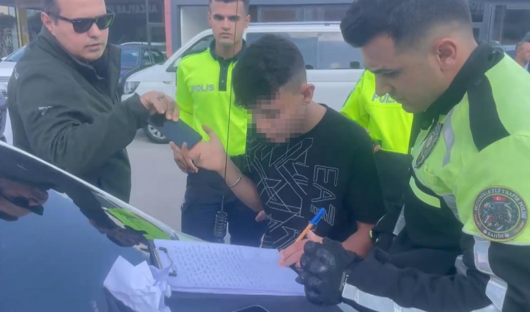 Patronunun aracını kaçırdı, polis ekiplerinden kaçtı! 14 yaşındaki sürücü gazetecileri tehdit etti 1