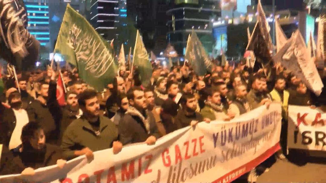 Dünyanın konuştuğu görüntü! İsrail den Sumud Filosu na saldırı... Baskın anı kamerada 3