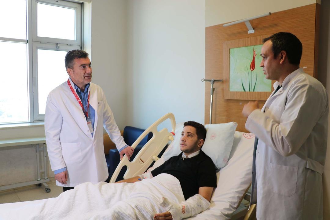 İzmir’de mucize kurtuluş... Yüzde 90 ölüm riski vardı: Kazada burnu kopma noktasına gelen genç hayata tutundu 6