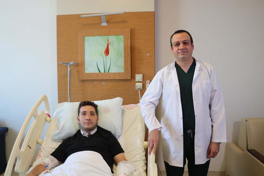 İzmir’de mucize kurtuluş... Yüzde 90 ölüm riski vardı: Kazada burnu kopma noktasına gelen genç hayata tutundu 1