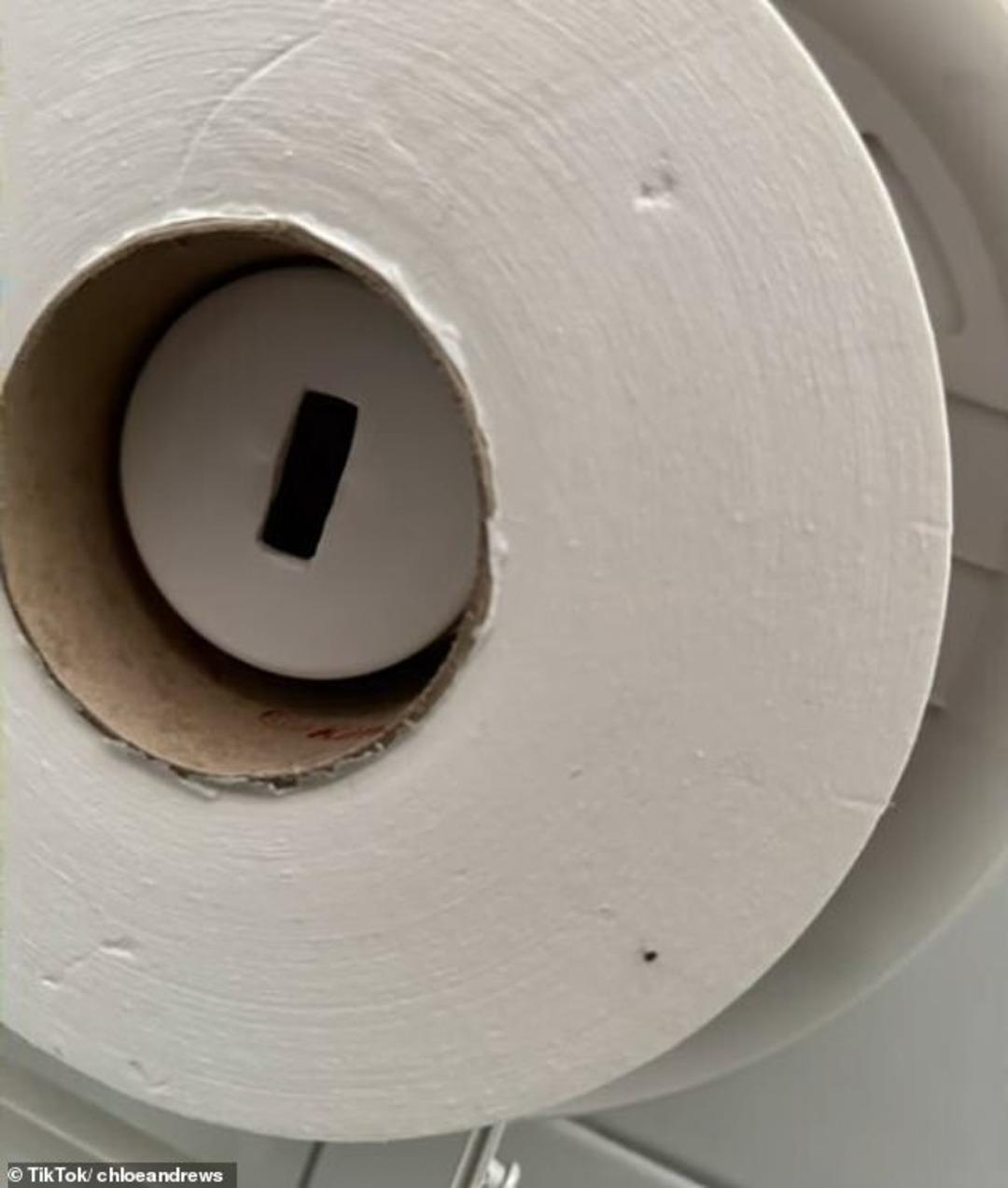 Umumi tuvalete girdi, peçeteyi kullanmak üzereyken gördüğü manzara korkuttu 3