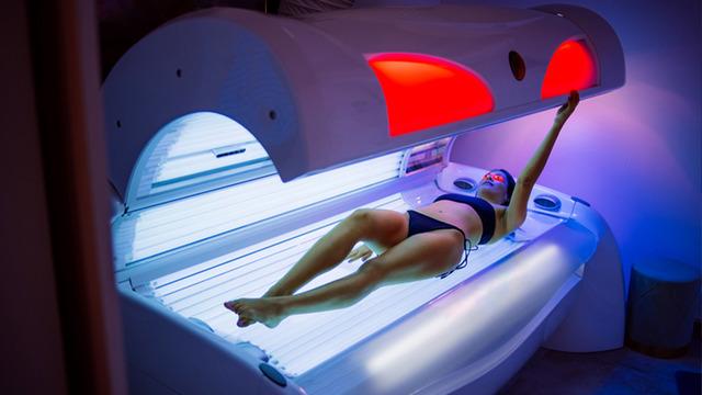 Tamamen soyunup giriliyor: Yasaklanması isteniyor! En tehlikeli cilt kanserine sürüklüyor