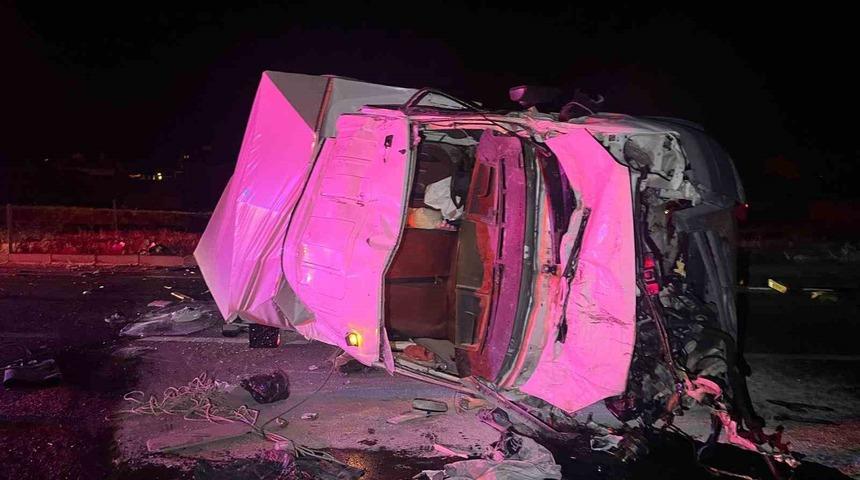 Demir yığınına dönen kamyonetlerde 3 kişi yaralandı