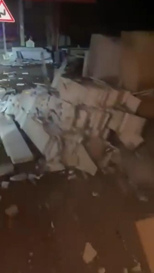 Mermer bloklara çarpan otomobilin sürücüsü yaralandı 1