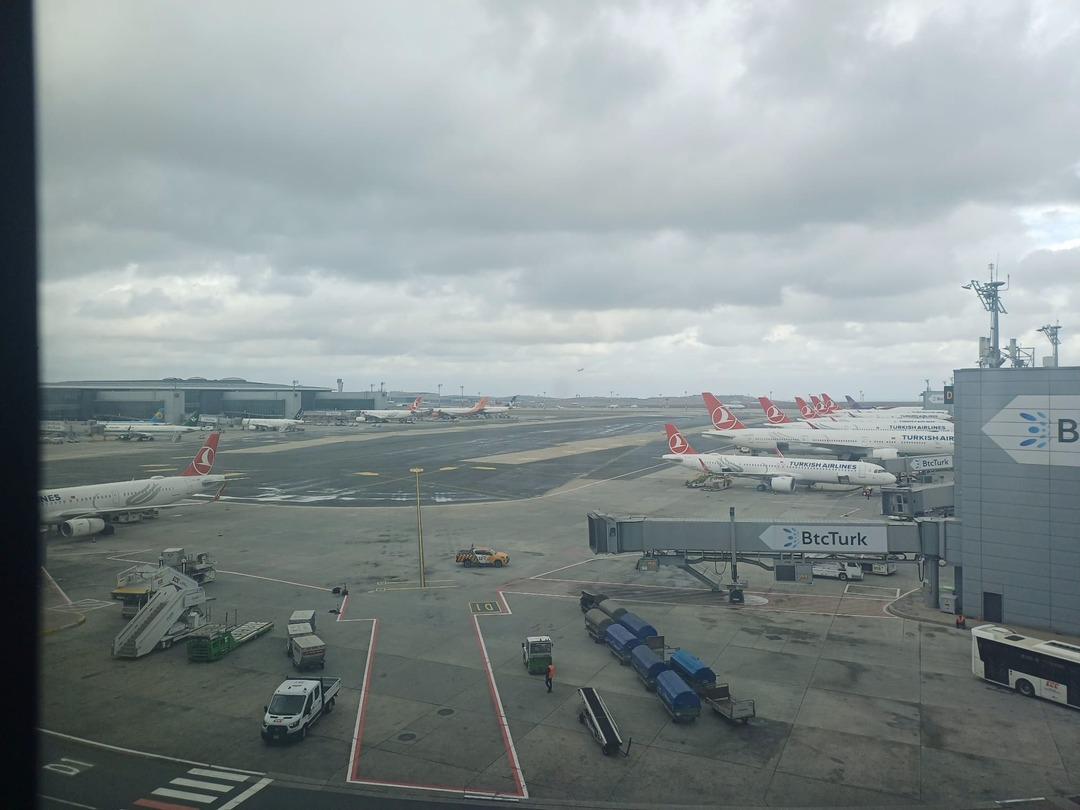 İstanbul da fırtına alarmı! Uçaklar inemedi... Dikkat çeken uyarı:  Devam edecek  1