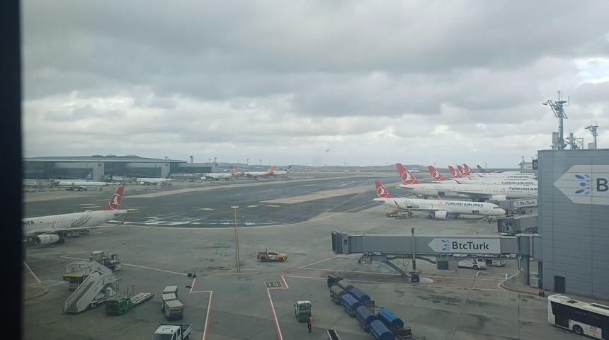 İstanbul'da fırtına alarmı! Uçaklar inemedi... Dikkat çeken uyarı: 'Devam edecek'