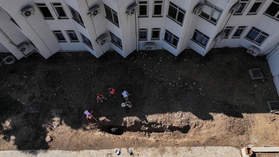 Okul bahçesine gömülmüştü! İskeletinin çıkarılması için kazılar başladı 1