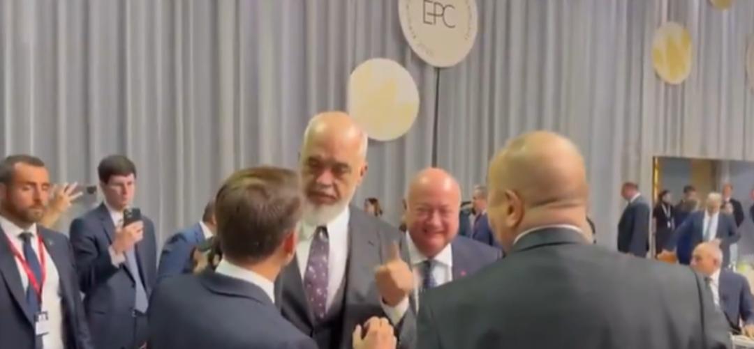 Liderler arasında ilginç şakalaşma! Macron kahkaha atıp yüzünü tokatladı 1