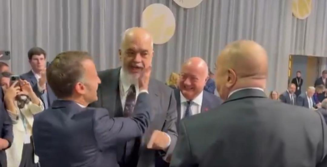 Liderler arasında ilginç şakalaşma! Macron kahkaha atıp yüzünü tokatladı 2