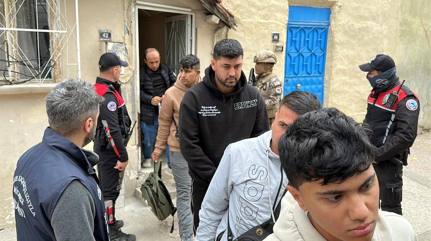 Edirne'de bir evde 15 kaçak göçmen ile 4 FETÖ şüphelisi yakalandı