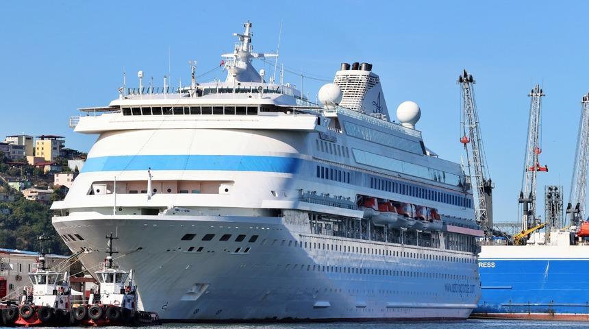 "Astoria Grande" kruvaziyeri 940 yolcusuyla Samsun Limanı'na demirledi