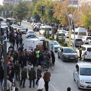 Sokak ortasında birbirlerine girdiler! Polisin müdahalesi can kaybını önledi: Yaralılar var