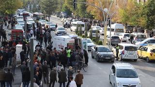 Sokak ortasında birbirlerine girdiler! Polisin müdahalesi can kaybını önledi: Yaralılar var