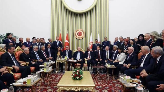 Özgür Özel'e TBMM'deki o fotoğraf soruldu! 'Ya niye gitmediniz?' diyen yok