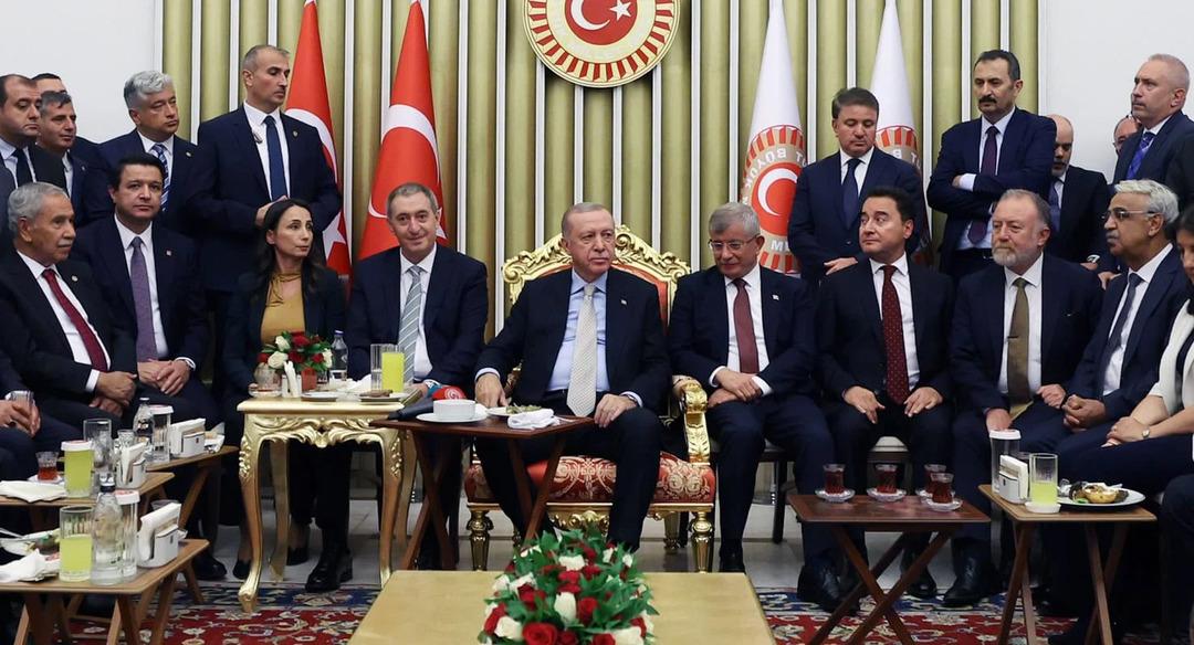 Özgür Özel e TBMM deki o fotoğraf soruldu! " Ya niye gitmediniz? diyen yok" 2