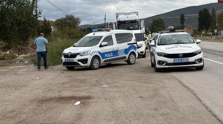 Tokat'ta uygulama noktasında kaçan göçmen konteyner altında yakalandı