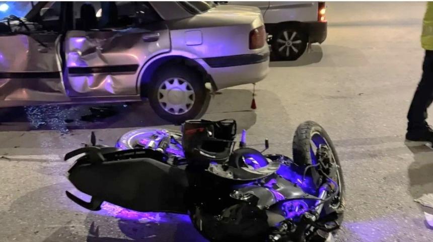 Motosikletin otomobile çarpması sonucu meydana gelen kazada 2 kişi yaralandı