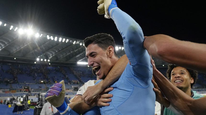 Berke Özer Roma'yı yaktı! İtalya'da 3 penaltı üst üste kurtardı ve takımına 3 puan kazandırdı... Bir tarih yazdı...