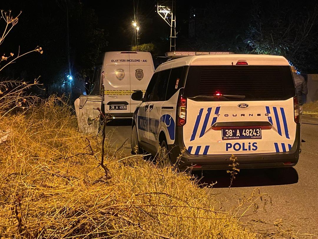 Kayseri de dehşet! Evlerinin önünde silahlı saldırıya uğrayan çift hayatını kaybetti 3