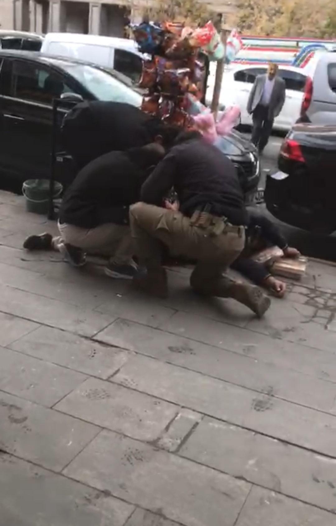 Sokak ortasında birbirlerine girdiler! Polisin müdahalesi can kaybını önledi: Yaralılar var 1